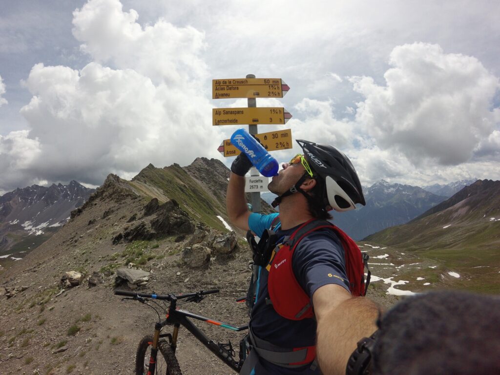 Zwei Frauen auf einem Fitnessgerät in einem hellen Raum