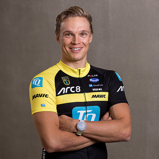 Porträt durch Alex Steffens, lächelnd und in lässiger Bekleidung