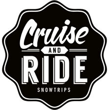 Verschiedene Nahrungsergänzungsmittel und Lebensmittel auf einem Tisch