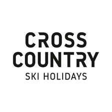 Ein Crosscountry-Radfahrer auf einer Strecke mit Bäumen im Hintergrund