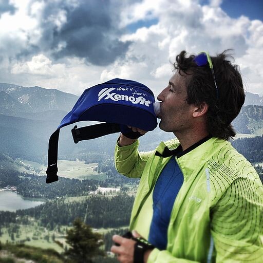 Porträt eines Mannes mit lässiger Kleidung und einem freundlichen Lächeln