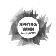 Sportliche Frau in Sportkleidung hält eine Wasserflasche