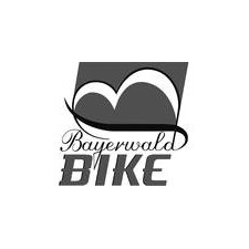 Ein Radfahrer fährt durch die Bayerwald-Landschaft