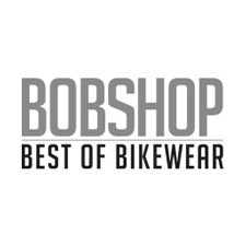 Ein Bild von Sportbekleidung und Zubehör auf einem Tisch