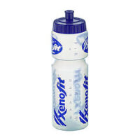 Verschiedene Sportgeräte und Zubehör auf einem Tisch