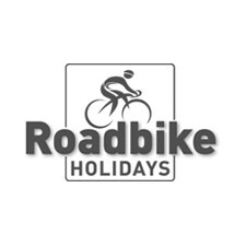 Ein Rennrad auf einem unbefestigten Landweg