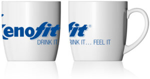 Eine Reihe von Xenofit Tassen auf einem Regal