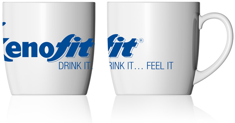 Eine Reihe von Xenofit Tassen auf einem Regal