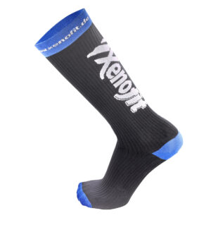 Schwarze Socken mit blauem Oberrand und weißem Logo