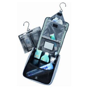 Offener Kulturbeutel mit Pflegeprodukten