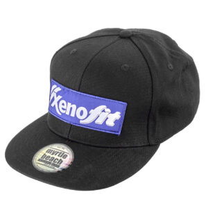 Schwarze Baseballkappe mit lila und weißem Logo